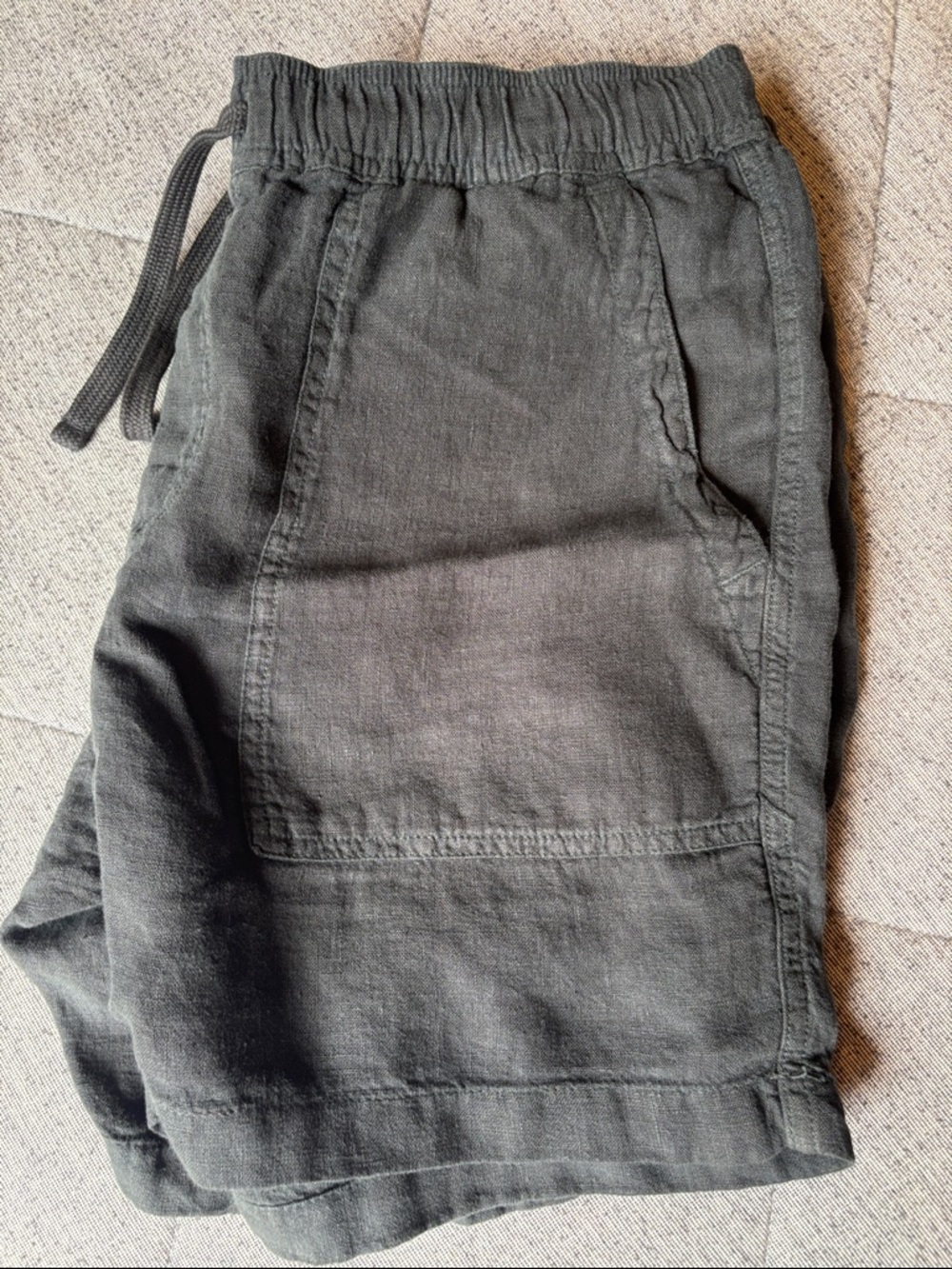 Faherty Men's Relaxed Linen-Blend Drawstring Shorts in Charcoal